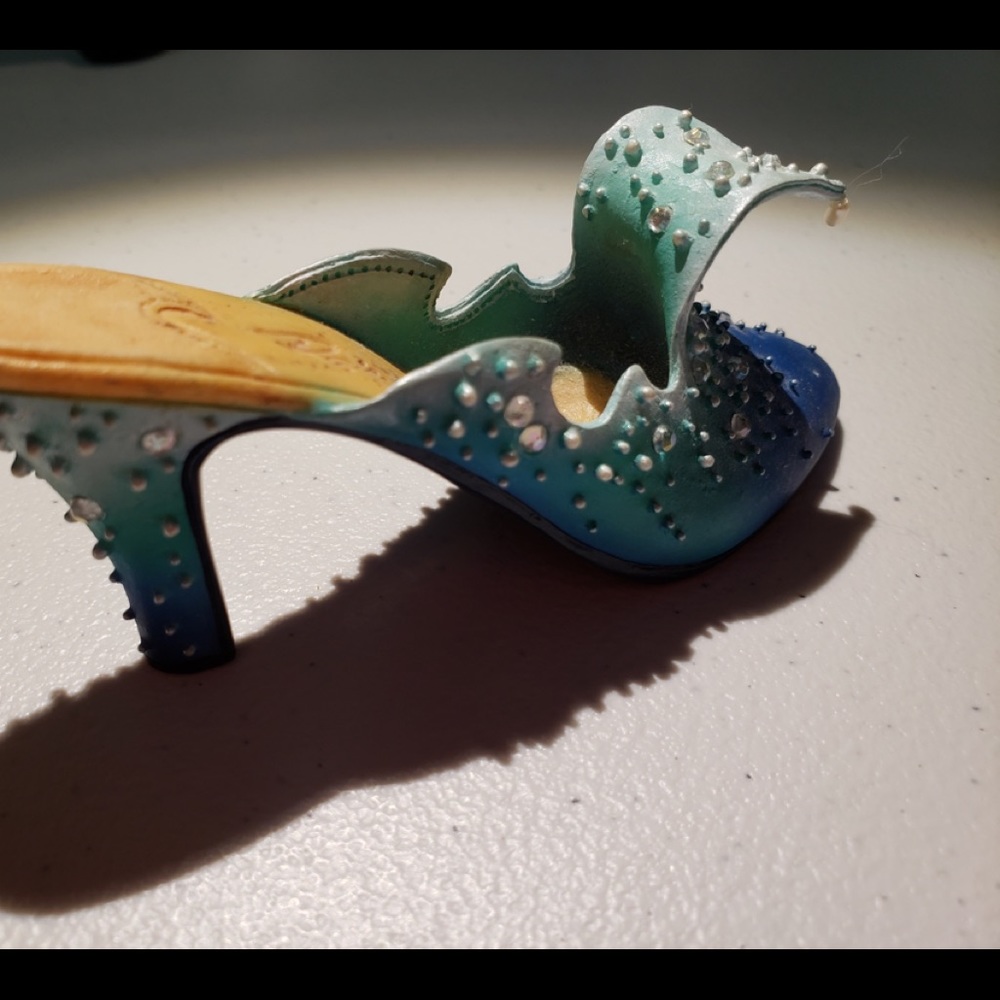 NEW IN BOX Just the Right Shoe “The Wave”